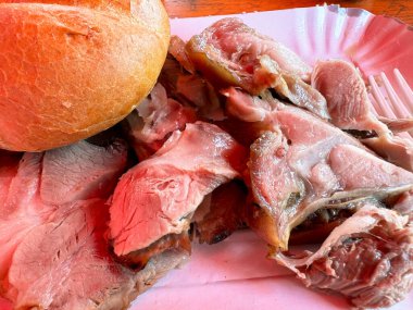 Kırsal alanda kağıt tabakta kabuklu rulo ile sulu domuz eti.