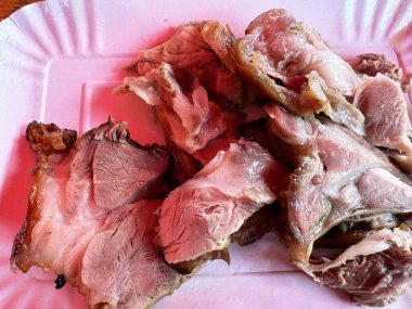 Sıcak bir kafede kahveli taze kruvasan kahvaltısı.