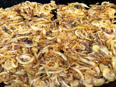 Altın karamelli soğan dökme demir tavada - gurme yemek ve yemek fotoğrafçılığı için mükemmel.