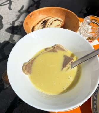 Geleneksel bir kase et ve ekmekli çorba.