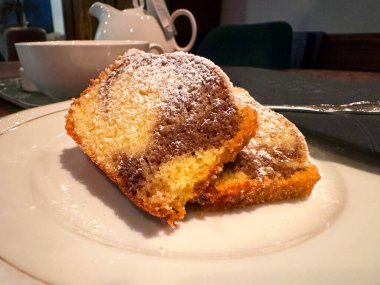 Tabaktaki leziz mermer pasta dilimleri: toz şekerli tatlı şekerleme