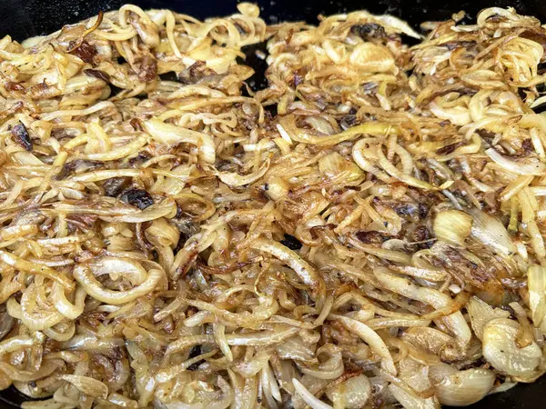 Altın karamelli soğan dökme demir tavada - gurme yemek ve yemek fotoğrafçılığı için mükemmel.