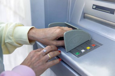 Açık hava ATM 'sinin pimine basan kadının yakın çekimi