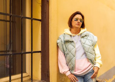 Örtülü ceketli ve güneş gözlüklü modaya uygun bir tarz.