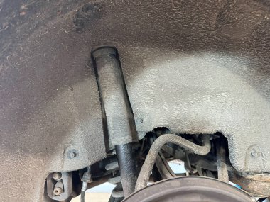 Tekerlek kemerindeki araba süspansiyon sisteminin ayrıntılı görüntüsü