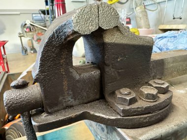 Kırsal atölye tezgahı mengenesi: metal işçiliği ve onarım için temel araç