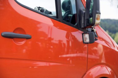 Yansıtıcı aynalı parlak kırmızı teslimat kamyonuna yakın çekim