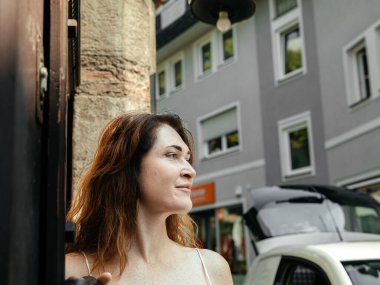 Kentsel kadın bakışları: modern mimariyi keşfetmek ve derin düşüncelere dalmak