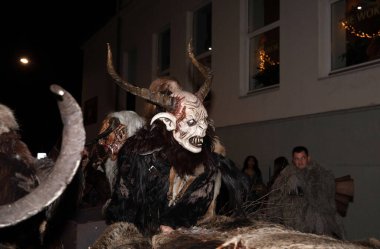Villach, Avusturya - 11.29.2024: Krampus 'un Villach' taki ünlü Krampuslauf 'taki korkunç süreci