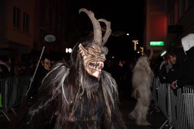Villach, Avusturya - 11.29.2024: Krampus 'un Villach' taki ünlü Krampuslauf 'taki korkunç süreci