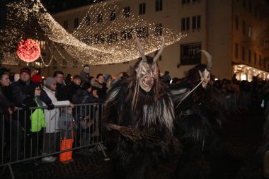 Villach, Avusturya - 11.29.2024: Krampus 'un Villach' taki ünlü Krampuslauf 'taki korkunç süreci