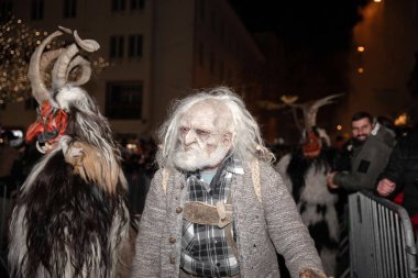 Villach, Avusturya - 11.29.2024: Krampus 'un Villach' taki ünlü Krampuslauf 'taki korkunç süreci