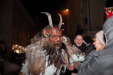 Villach, Avusturya - 11.29.2024: Krampus 'un Villach' taki ünlü Krampuslauf 'taki korkunç süreci