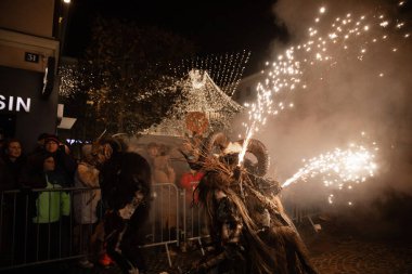 Villach, Avusturya - 11.29.2024: Krampus 'un Villach' taki ünlü Krampuslauf 'taki korkunç süreci