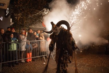 Villach, Avusturya - 11.29.2024: Krampus 'un Villach' taki ünlü Krampuslauf 'taki korkunç süreci