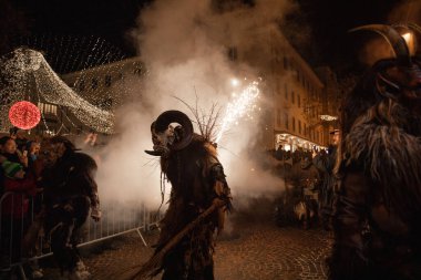 Villach, Avusturya - 11.29.2024: Krampus 'un Villach' taki ünlü Krampuslauf 'taki korkunç süreci