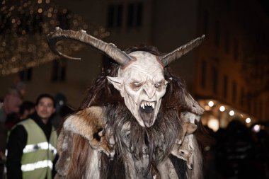 Villach, Avusturya - 11.29.2024: Krampus 'un Villach' taki ünlü Krampuslauf 'taki korkunç süreci