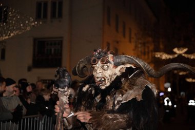 Villach, Avusturya - 11.29.2024: Krampus 'un Villach' taki ünlü Krampuslauf 'taki korkunç süreci