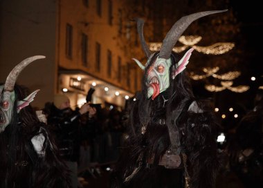 Villach, Avusturya - 11.29.2024: Krampus 'un Villach' taki ünlü Krampuslauf 'taki korkunç süreci
