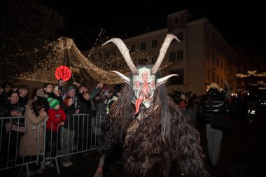Villach, Avusturya - 11.29.2024: Krampus 'un Villach' taki ünlü Krampuslauf 'taki korkunç süreci