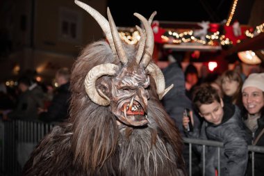 Villach, Avusturya - 11.29.2024: Krampus 'un Villach' taki ünlü Krampuslauf 'taki korkunç süreci