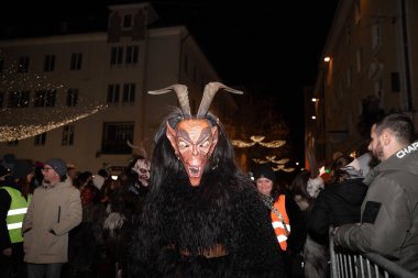 Villach, Avusturya - 11.29.2024: Krampus 'un Villach' taki ünlü Krampuslauf 'taki korkunç süreci