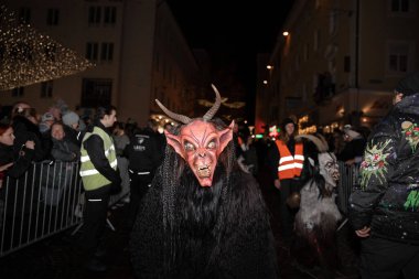 Villach, Avusturya - 11.29.2024: Krampus 'un Villach' taki ünlü Krampuslauf 'taki korkunç süreci