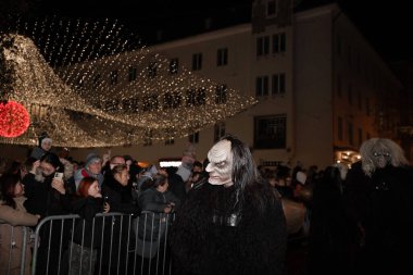 Villach, Avusturya - 11.29.2024: Krampus 'un Villach' taki ünlü Krampuslauf 'taki korkunç süreci