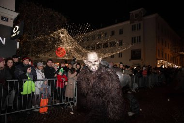 Villach, Avusturya - 11.29.2024: Krampus 'un Villach' taki ünlü Krampuslauf 'taki korkunç süreci