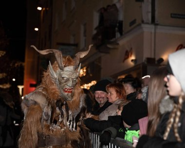 Villach, Avusturya - 11.29.2024: Krampus 'un Villach' taki ünlü Krampuslauf 'taki korkunç süreci
