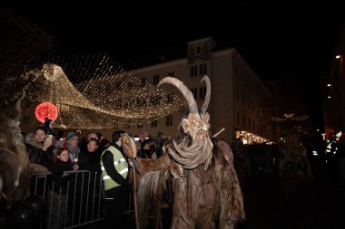Villach, Avusturya - 11.29.2024: Krampus 'un Villach' taki ünlü Krampuslauf 'taki korkunç süreci