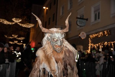 Villach, Avusturya - 11.29.2024: Krampus 'un Villach' taki ünlü Krampuslauf 'taki korkunç süreci