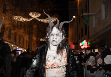 Villach, Avusturya - 11.29.2024: Krampus 'un Villach' taki ünlü Krampuslauf 'taki korkunç süreci