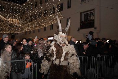 Villach, Avusturya - 11.29.2024: Krampus 'un Villach' taki ünlü Krampuslauf 'taki korkunç süreci