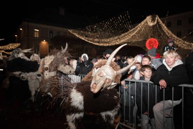 Villach, Avusturya - 11.29.2024: Krampus 'un Villach' taki ünlü Krampuslauf 'taki korkunç süreci
