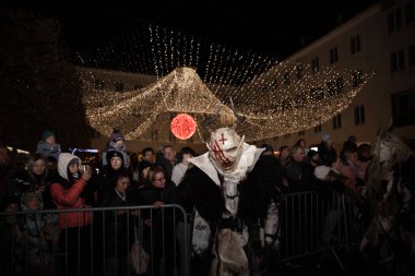 Villach, Avusturya - 11.29.2024: Krampus 'un Villach' taki ünlü Krampuslauf 'taki korkunç süreci