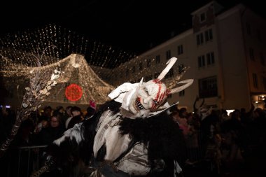 Villach, Avusturya - 11.29.2024: Krampus 'un Villach' taki ünlü Krampuslauf 'taki korkunç süreci