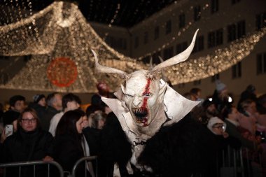 Villach, Avusturya - 11.29.2024: Krampus 'un Villach' taki ünlü Krampuslauf 'taki korkunç süreci