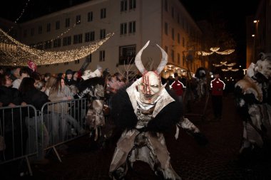 Villach, Avusturya - 11.29.2024: Krampus 'un Villach' taki ünlü Krampuslauf 'taki korkunç süreci