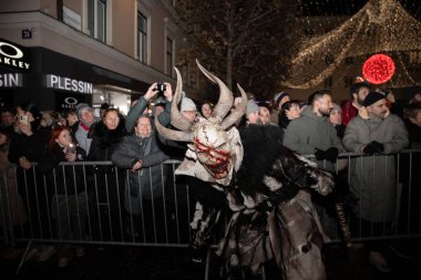 Villach, Avusturya - 11.29.2024: Krampus 'un Villach' taki ünlü Krampuslauf 'taki korkunç süreci