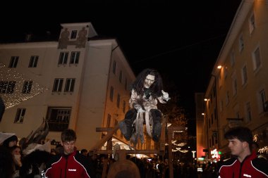 Villach, Avusturya - 11.29.2024: Krampus 'un Villach' taki ünlü Krampuslauf 'taki korkunç süreci