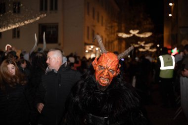 Villach, Avusturya - 11.29.2024: Krampus 'un Villach' taki ünlü Krampuslauf 'taki korkunç süreci