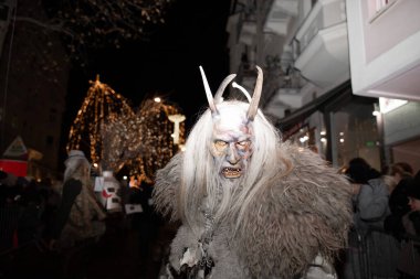 Villach, Avusturya - 11.29.2024: Krampus 'un Villach' taki ünlü Krampuslauf 'taki korkunç süreci