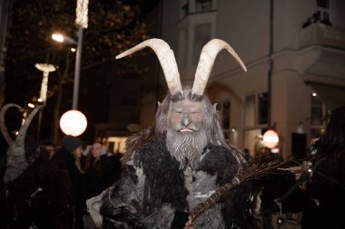 Villach, Avusturya - 11.29.2024: Krampus 'un Villach' taki ünlü Krampuslauf 'taki korkunç süreci