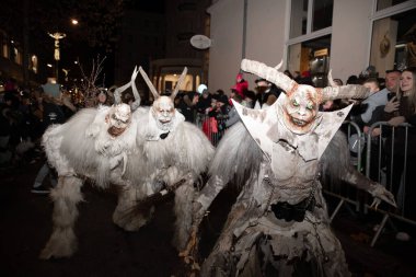 Villach, Avusturya - 11.29.2024: Krampus 'un Villach' taki ünlü Krampuslauf 'taki korkunç süreci
