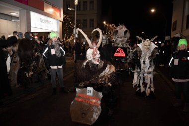 Villach, Avusturya - 11.29.2024: Krampus 'un Villach' taki ünlü Krampuslauf 'taki korkunç süreci