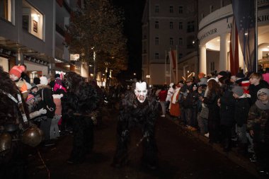 Villach, Avusturya - 11.29.2024: Krampus 'un Villach' taki ünlü Krampuslauf 'taki korkunç süreci