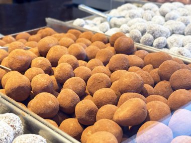 Zengin kakao ve hindistan cevizi çeşitleriyle çeşitli çikolatalı mantarlar sergilenir..