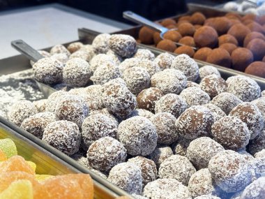 Çeşitli hindistan cevizi kaplı çikolatalı mantarlar ve şekerli şekerlemeler..