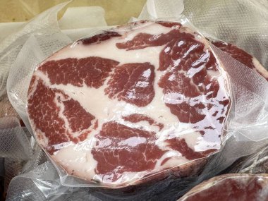 Elektrik süpürgesinde taze mermer biftek sergileniyor..